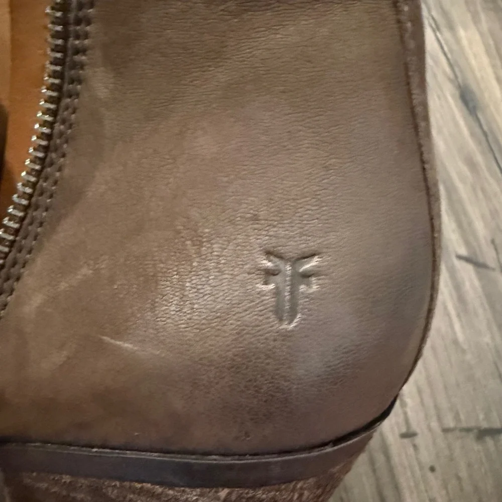 Frye Judith Zip Bootie ankle boots 9M‎ Brown Leather Stacked Heel 3470014-DBN